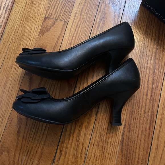 Croft and Barrow Black High Heel Shoes with Flower detail - Picture 2 of 5
